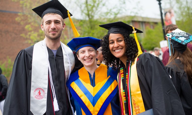 2 Honors students at Commencement with a faculty mentor