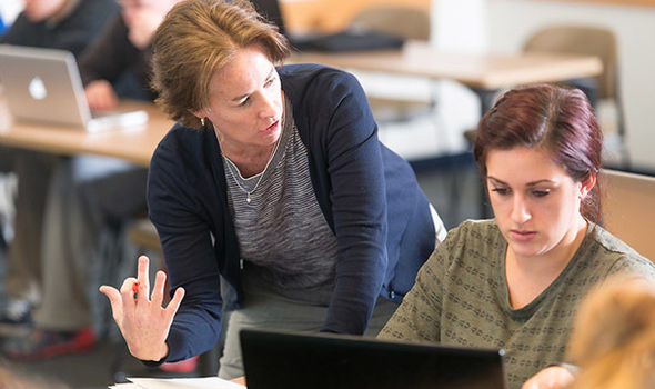 Professor Mary Beth Tobin helping a student in Accounting class